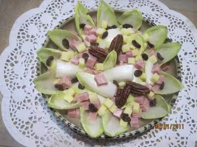 Salade d'endives, dés de jambon et gruyère