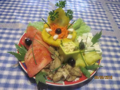 Pâtisson farci et assiette de crudités