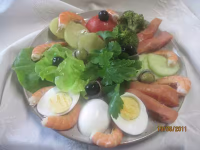 Assiette de crudités au saumon et crevettes
