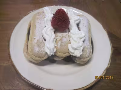 Biscuits moelleux au chocolat, fraises et chantilly