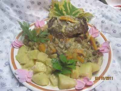 Boeuf aux carottes, oignons, champignons