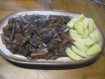 Boeuf mode et carottes, pommes de terre au vin rouge
