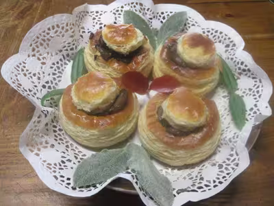 Bouchées en croûte garnies aux champignons rosés
