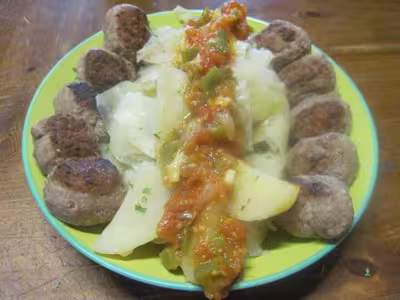 Boulettes de boeuf , chou et sauce tomate