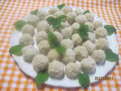 Boulettes de noix de coco au sucre et à lait concentré