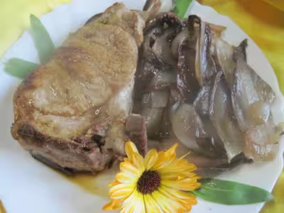 Côtelettes de veau aux endives rouges et ail