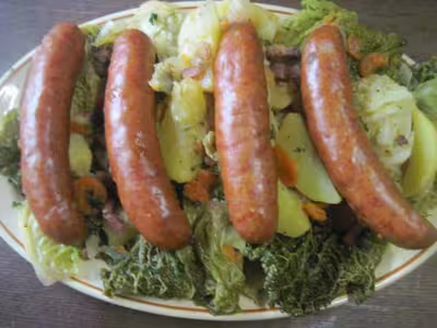 Chou frisé aux saucisses fumées