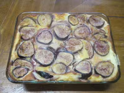 Clafoutis aux figues fraîches au sucre et à la vanille