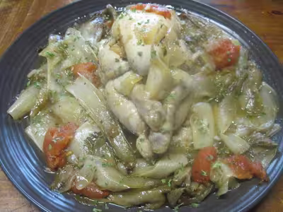 Coquelet sur un lit d'endives à l'étouffé