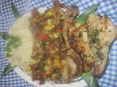 Côtelettes de porc aux pâtes chinoises et légumes