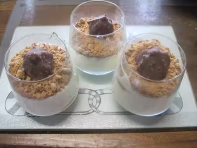 Coupes de crème fraîche aux abricots et spéculoos