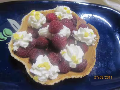 Coupes de framboises à la chantilly