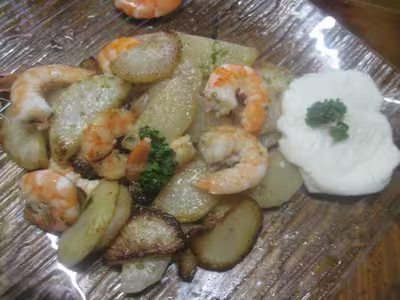Crevettes sur un lit de radis noir rissolé