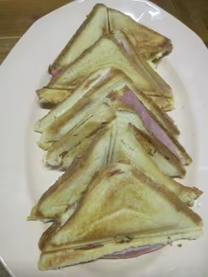 Croques monsieur au ketchup et sauce tomate