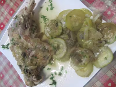 Cuisse de dinde sur un lit de courgettes blanches