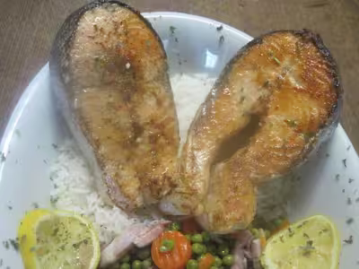 Darnes de saumon roses grillées