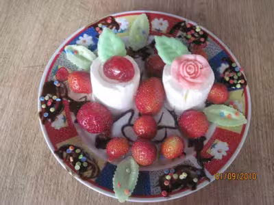 Petits suisses aux fraises et cerises confites