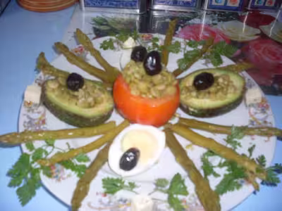 Avocats et tomate farcis au pois cassés