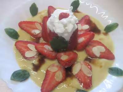 Fraises sur un lit de crème vanille, Chantilly et amandes