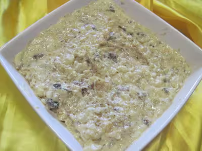 Gâteau de riz. poires. raisins secs au lait