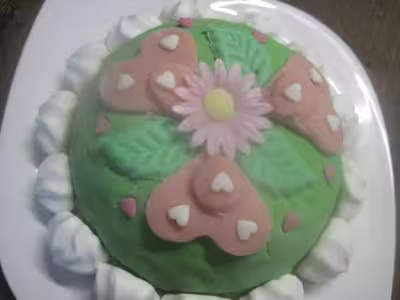 Gâteau à l'ananas à la pâte à sucre. mo