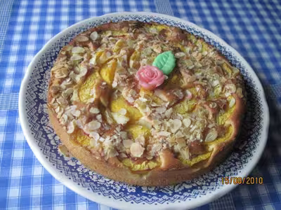 Gâteau aux pêches fraîches et amandes effilées