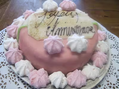 Gâteau ,chocolat et pâtes d'amande et meringues.photos.