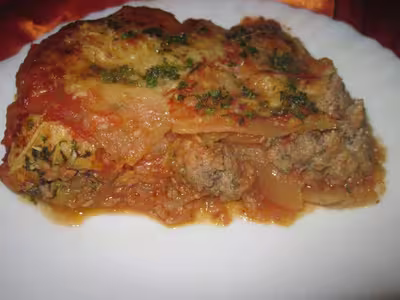 Gratin de pommes de terre aux viandes hachées et tomates
