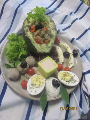 Gros avocat garni de crudités