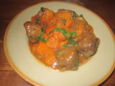 Joues de boeuf aux carottes, ail et basilic