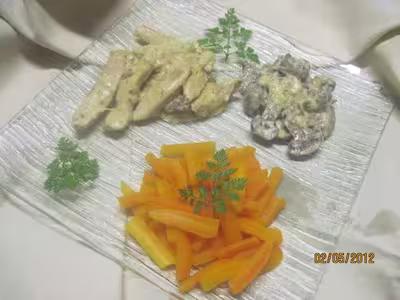 Lamelles de poulet aux carottes, champignons en sauce