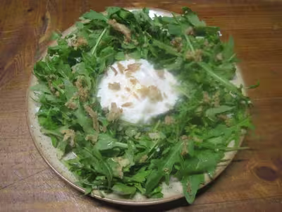 Nid de roquette et oeuf mollet