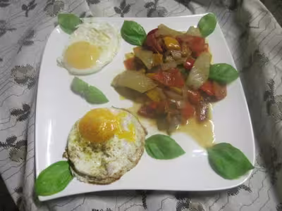 Oeufs au fenouil et quatuor de poivrons aux tomates et herbes