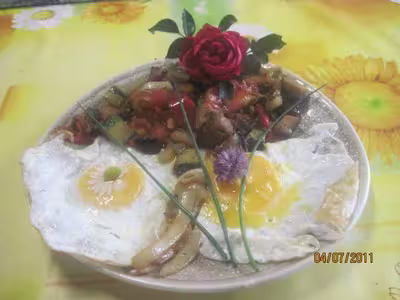 Oeufs au plat et légumes de saison