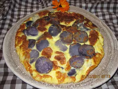 Omelette aux pommes de terre vitelottes au beurre et crème fraîche