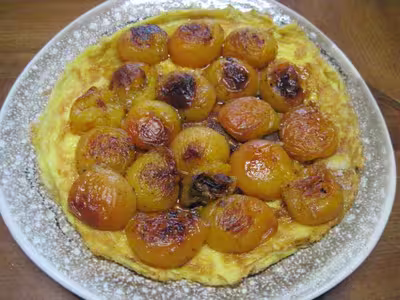 Omelette aux abricots sucrés et beurre