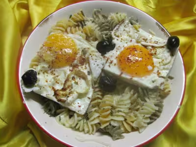 Pâtes fusillis tricolores aux oeufs sur le plat