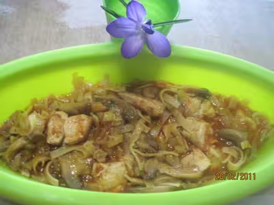 Papillotes aux dés de poulet, pâtes et légumes