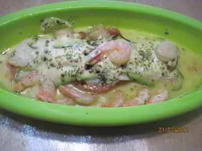 Papillotes de poissons, crustacés et légumes