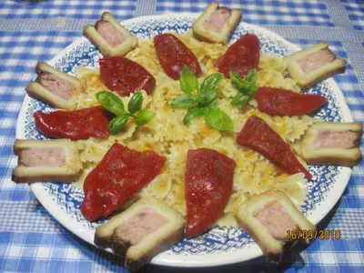 Pâtes aux poivrons rouges et pâté en croûte