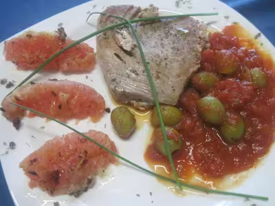 Pavé de thon aux olives,pomelos à la sauce tomate