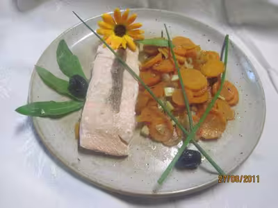 Pavés de saumon sur un lit de carottes