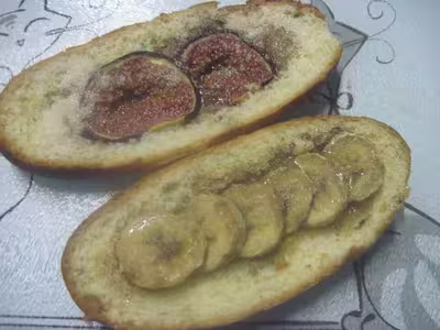 Petits pains au lait et fruits