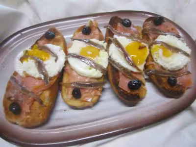 Petits pains de saumon rose aux oeufs sur le plat