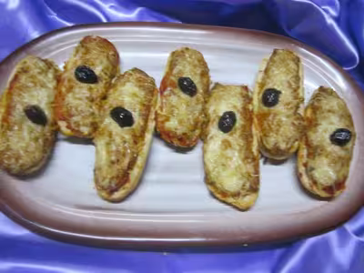 Petits pains garnis aux sardines gratinés.