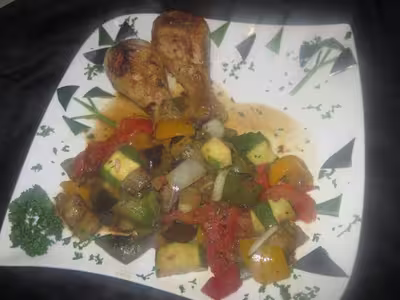 Pilons  de poulet aux légumes de ratatouille.photos.