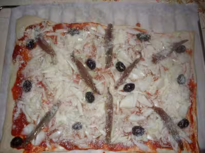 Pizza aux oignons, anchois, parmesan