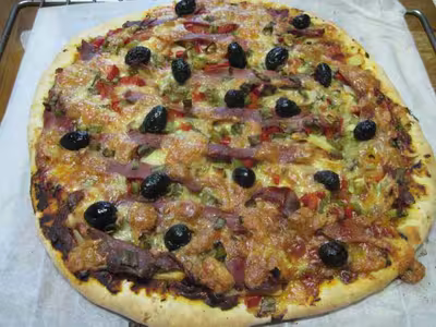 Pizza au jambon cru, bambou et mozzarella