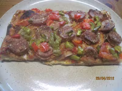 Pizza aux saucisses de toulouse et poivrons
