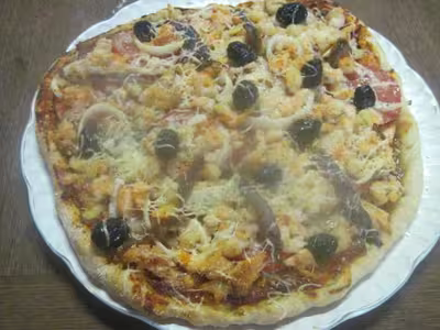 Pizza au saumon. crevettes anchois au parmesan